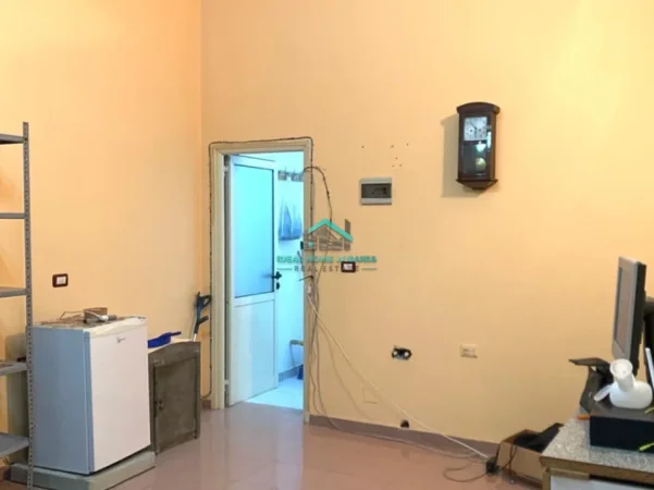 Vlore, jepet me qera dyqan Kati 1, 50 m² 350 € (Rruga e Re)