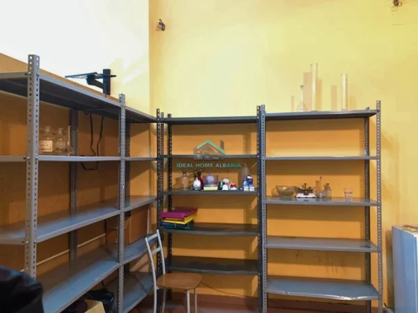 Vlore, jepet me qera dyqan Kati 1, 50 m² 350 € (Rruga e Re)