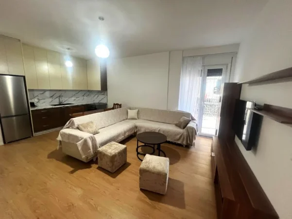 Jepet me qira apartament 1+1 , Kati 7 me ashensor, 600 Euro, ne Don Bosko