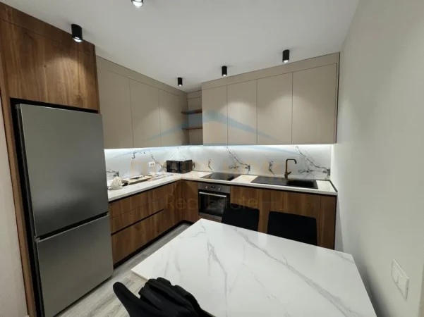 Tirane, jepet me qera apartament 1+1+Ballkon Kati 7, 78 m² 650 € (Kompleksi Aura)