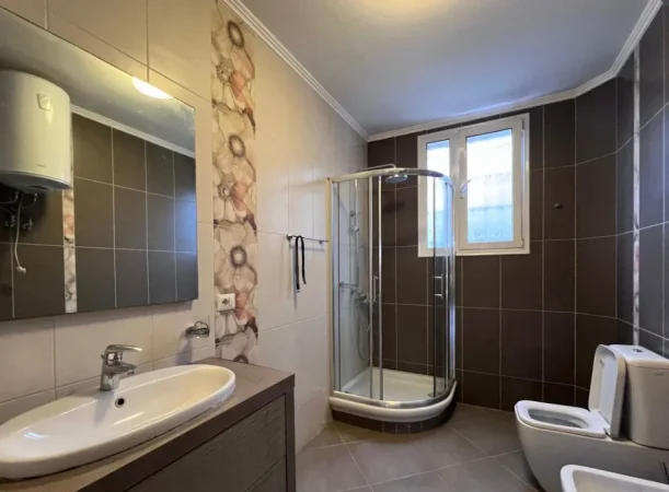 Tirane, jepet me qera Vile Kati 4, 880 m² 1.500 € (PORCELAN)