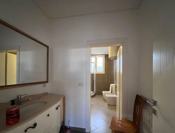 Tirane, jepet me qera ambjent biznesi Kati 4, 880 m² 1.500 € (PORCELAN)