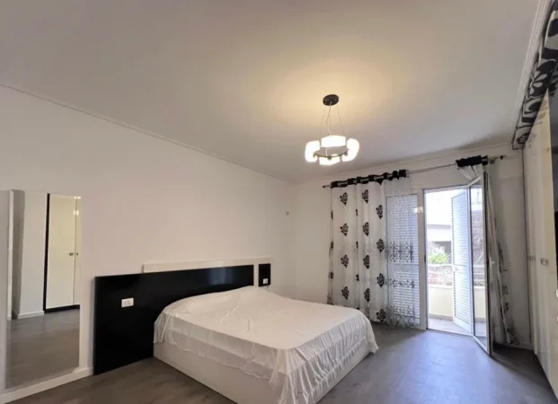 Tirane, jepet me qera ambjent biznesi Kati 4, 880 m² 1.500 € (PORCELAN)