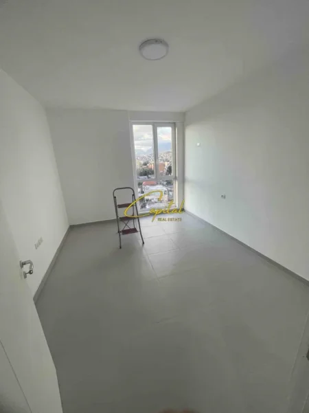 Tirane, jepet me qera zyre Kati 5, 110 m² 400 € (RRUGA E DIBRES)
