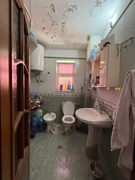 Tirane, jepet me qera apartament 1+1+Aneks Kati 4, 500 € (Laprake)