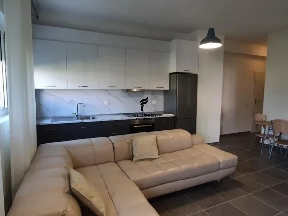 Tirane, jepet me qera apartament 2+1 Kati 1, 82 m² 500 € (ALI DEMI)