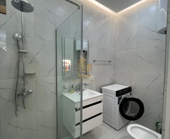 Tirane, jepet me qera apartament 1+1+Ballkon Kati 4, 70 m² 900 € (Rruga e Kosovareve)