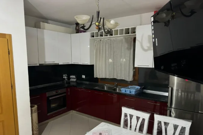 Tirane, jepet me qera apartament 2+1 Kati 3, 110 m² 450 € (STACIONI I TRENIT)