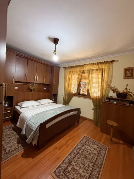 Tirane, jepet me qera apartament 2+1+Aneks+Ballkon Kati 4, (Pazari i Ri)