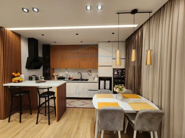 Tirane, shitet apartament 2+1+2+Post Parkimi+Ballkon Kati 2, 122 m² 420.000 € (Liqeni i Thate)