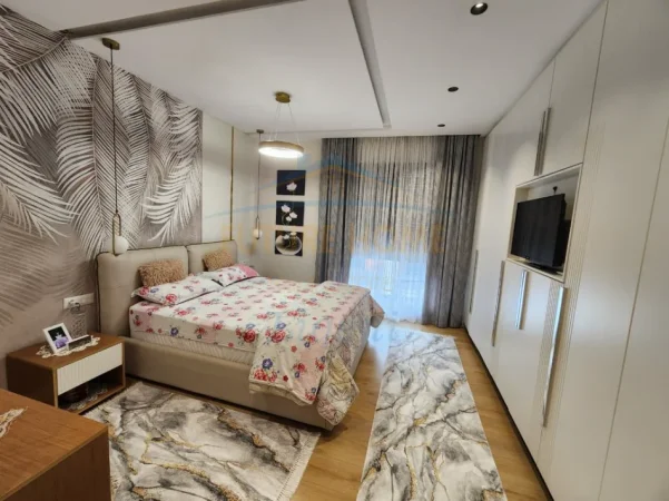 Tirane, shitet apartament 2+1+2+Post Parkimi+Ballkon Kati 2, 122 m² 420.000 € (Liqeni i Thate)