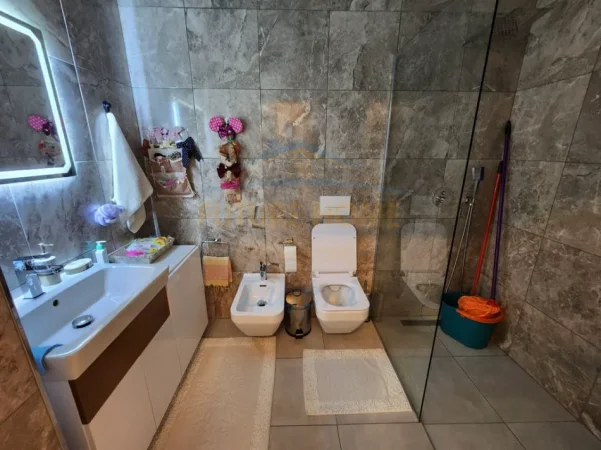 Tirane, shitet apartament 2+1+2+Post Parkimi+Ballkon Kati 2, 122 m² 420.000 € (Liqeni i Thate)