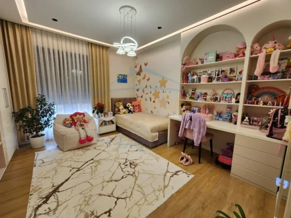 Tirane, shitet apartament 2+1+2+Post Parkimi+Ballkon Kati 2, 122 m² 420.000 € (Liqeni i Thate)