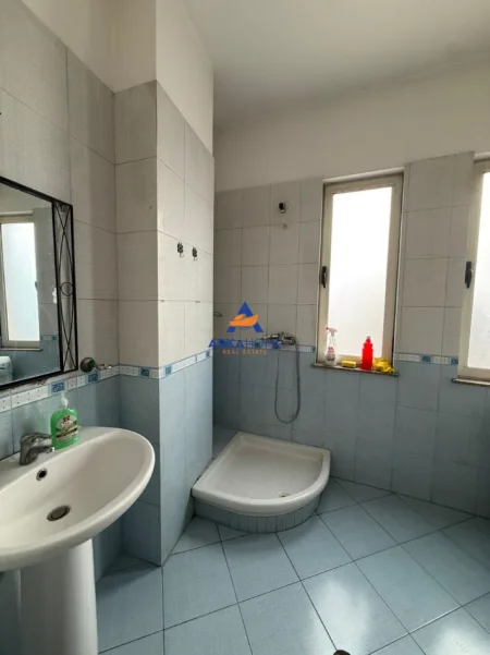 Tirane, jepet me qera apartament 1+1 Kati 4, 110 m² 400 € 