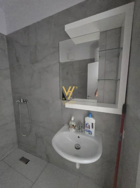 Tirane, jepet me qera apartament 1+1+Ballkon Kati 5, 57 m² 470 € (UNIVERS CITY)