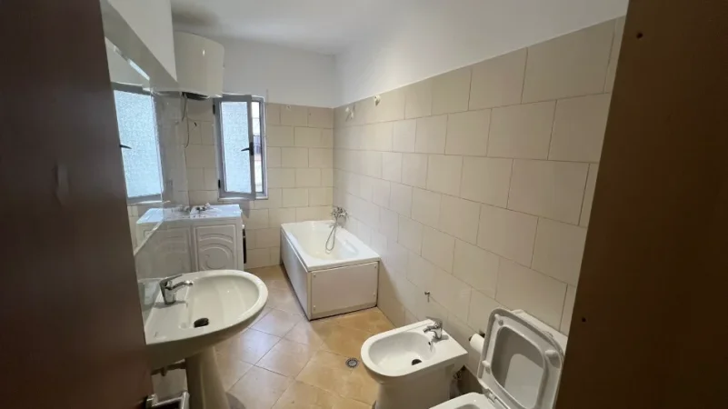 Tirane, shitet apartament 2+1+Ballkon Kati 5, 94 m² 137.000 € (Astir, afer bar 2 Palmat)