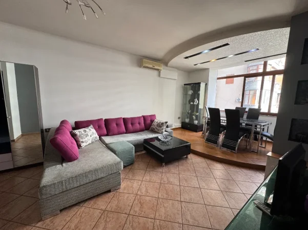 Tirane, jepet me qera apartament 1+1+Ballkon Kati 2, 72 m² 518 € 