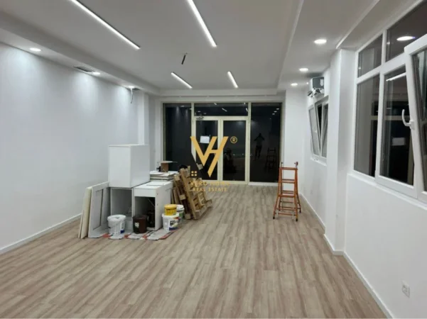 Tirane, jepet me qera ambjent biznesi Kati 0, 75 m² 770 € (BRRYL)