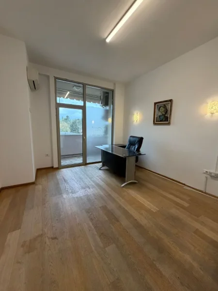 Tirane, jepet me qera zyre Kati 4, 132 m² 1.500 € (BLLOK)