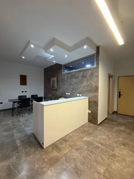 Tirane, jepet me qera zyre Kati 4, 132 m² 1.500 € (BLLOK)