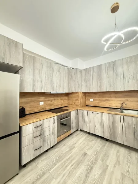 Tirane, jepet me qera apartament 1+1 Kati 5, 70 m² 500 € (URBAN GATE)