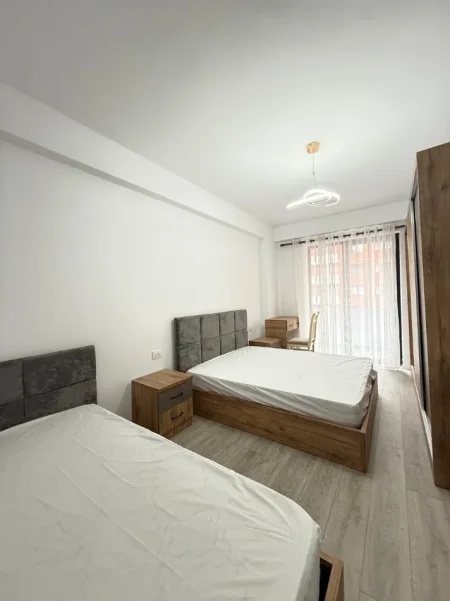Tirane, jepet me qera apartament 1+1+Ballkon Kati 5, 70 m² 500 € (URBAN GATE)
