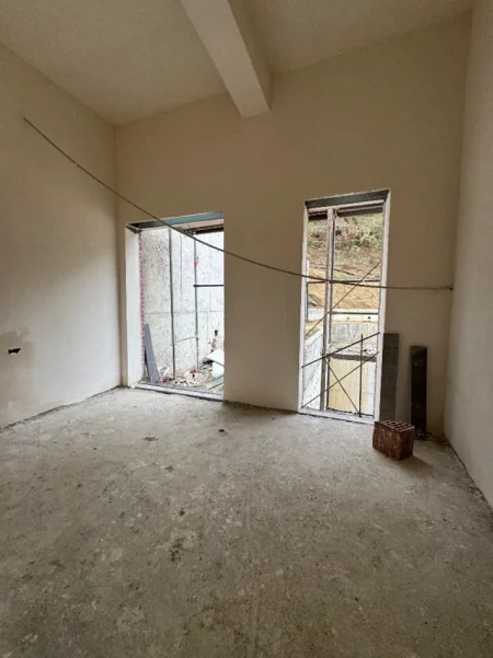 Tirane, Shitet Apartament 2+1+Verande, Kati 1, 82 m² & 43.2m2 Verande 190.000 € (Kodra e Diellit)