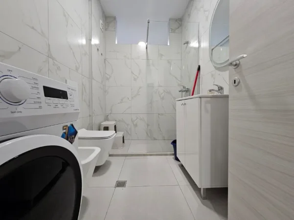 Tirane, jepet me qera apartament 2+1+Ballkon , 100 m² 750 € (Rruga Don Bosko)