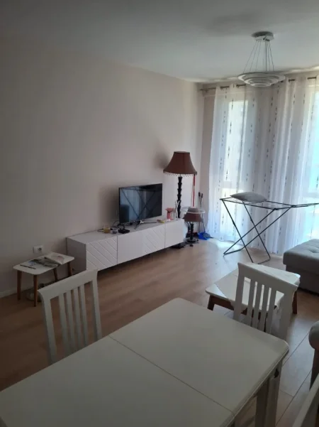 Tirane, jepet me qera apartament 1+1 Kati 5, 65 m² 650 € (Clover rezidence)