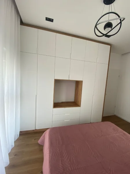 Tirane, jepet me qera apartament 2+1+Ballkon Kati 8, 75 m² 530 € (Mangalem21, Kadiu)