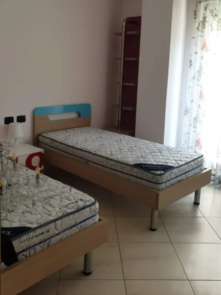 Tirane, jepet me qera apartament 2+1+Ballkon Kati 1, 118 m² 700 € (Rruga "Jordan Misja")