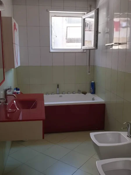 Tirane, jepet me qera apartament 2+1+Ballkon Kati 1, 118 m² 700 € (Rruga "Jordan Misja")