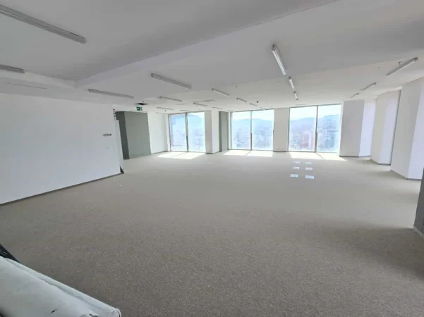 Tirane, jepet me qera zyre Kati 17, 500 m² 21.000 € (Rruga e Elbasanit)