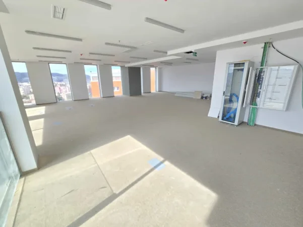 Tirane, jepet me qera zyre Kati 17, 500 m² 21.000 € (Rruga e Elbasanit)