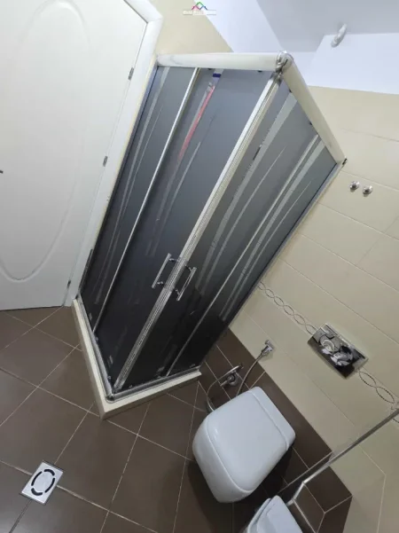 Tirane, jepet me qera apartament 1+1 Kati 4, 70 m² 580 € (vasil shanto)