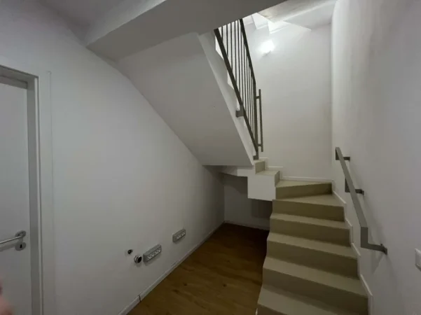 Tirane, jepet me qera Vile 2 Katshe Kati 2, 300 m² 1.300 € 