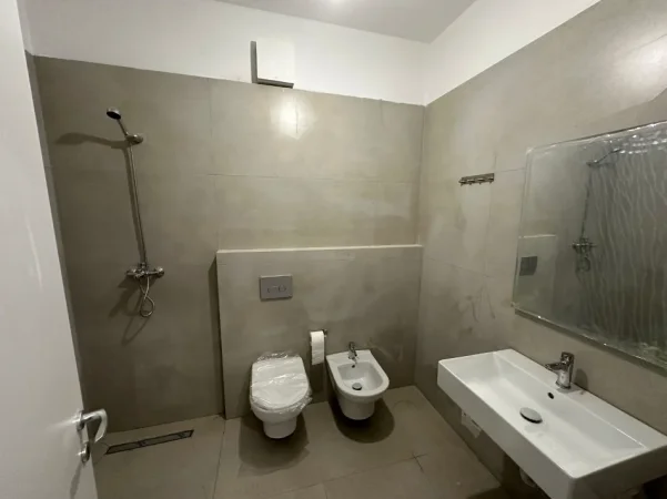 Tirane, jepet me qera apartament 2+1+Ballkon Kati 4, 89 m² 450 € 