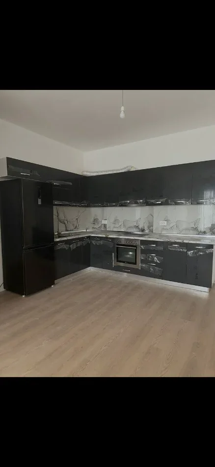 Tirane, jepet me qera apartament 2+1+Ballkon Kati 4, 89 m² 450 € 