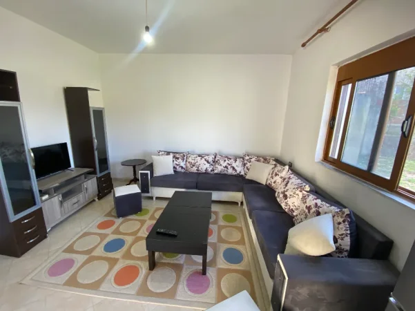 Tirane, jepet me qera shtepi 1+1+Ballkon Kati 1, 60 m² 270 € 