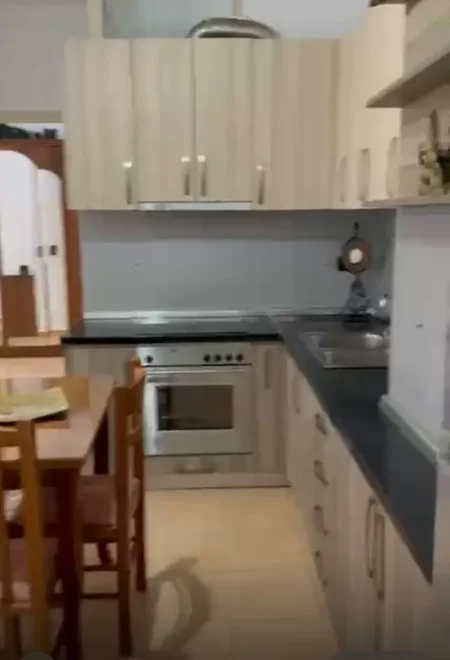 Tirane, jepet me qera apartament 2+1 Kati 4, 85 m² 450 € 