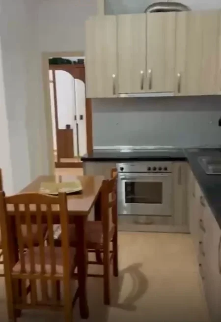 Tirane, jepet me qera apartament 2+1 Kati 4, 85 m² 450 € 