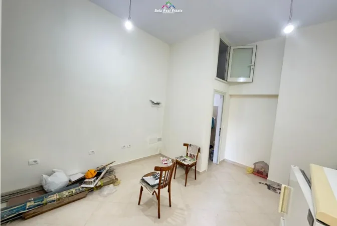 Tirane, jepet me qera dyqan Kati 0, 23 m² 220 € (Rruga Zonje Curre)