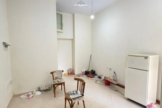 Tirane, jepet me qera dyqan Kati 0, 23 m² 220 € (Rruga Zonje Curre)
