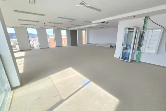 Tirane, jepet me qera zyre Kati 17, 500 m² 21.000 € (rruga elbasanit)