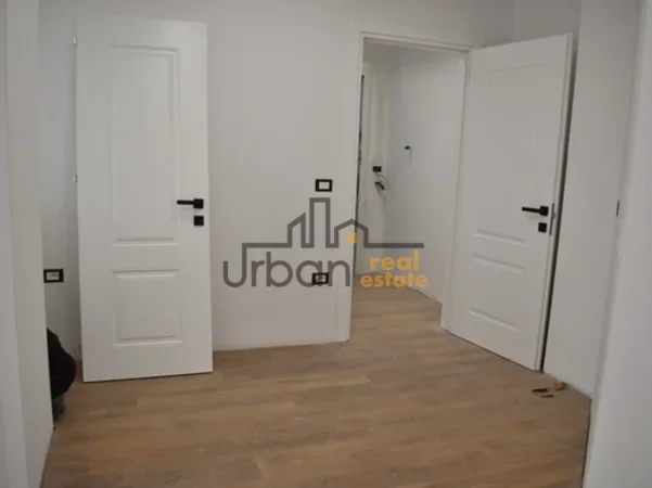 Tirane, shitet dyqan Kati 0, 76 m² 190.000 € (Kamez)
