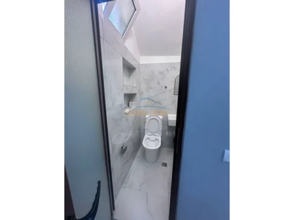 Tirane, jepet me qera dyqan Kati 0, 26 m² 500 € (Rruga Kongresi i Manastirit)