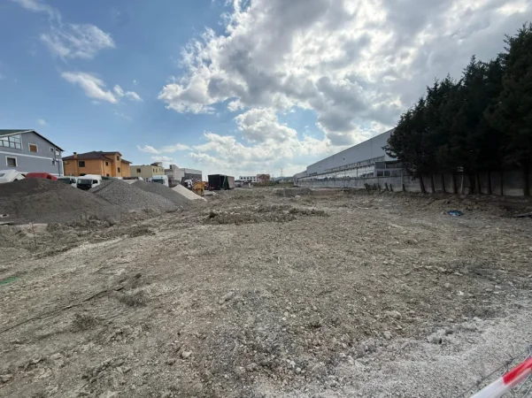 Tirane, shitet , 3.000 m² 150.000 € (Ahmetaq Preze)