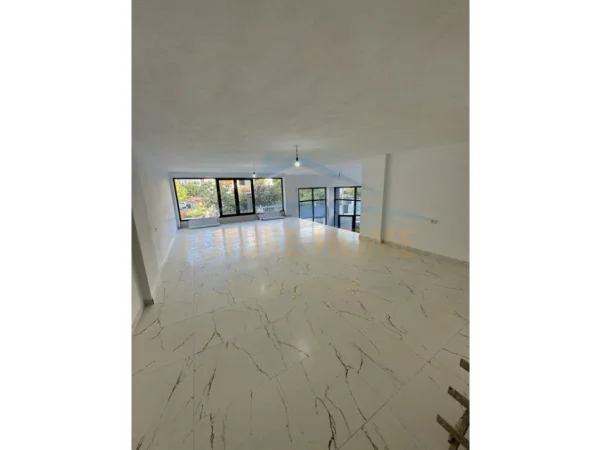 Tirane, jepet me qera ambjent biznesi Kati 0, 105 m² 800 € (Unaza e Re.)