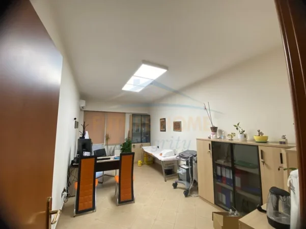 Tirane, jepet me qera ambjent biznesi Kati 8, 70 m² 628 € (Myslym Shyri)