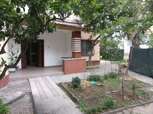 Tirane, jepet me qera magazine, 130 m2+oborr 100 m2, 50000 lek/muaj